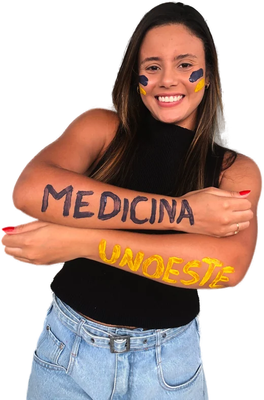 Karen Viana com Medicina e Unoeste pintados nos braços, comemorando a aprovação